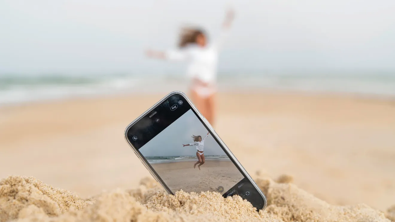 Почему не стоит брать на пляж телефон и планшет