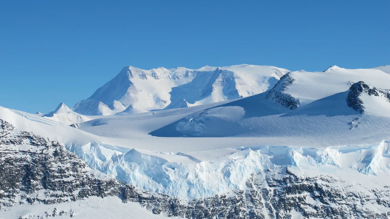 Под ледниками Антарктиды нашли древний тропический мир