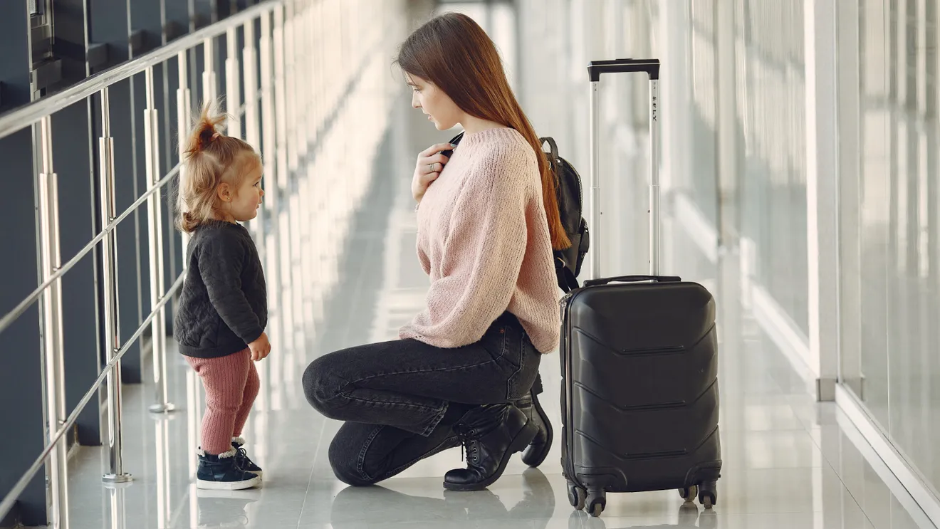 Никуда не поедете: что делать, если бывший муж запрещает выезд с ребёнком за границу